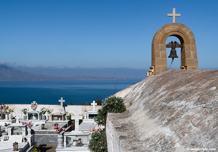 The church and cemetery of Ravdouxa   -  click on the image to enlarge